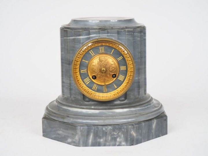 Pendule borne de style Louis XVI en marbre gris, bronze et laiton, en 