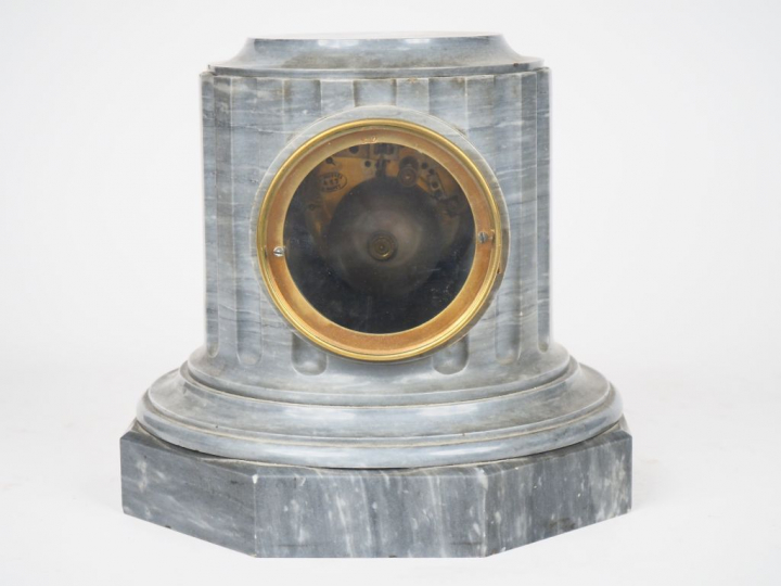 Pendule borne de style Louis XVI en marbre gris, bronze et laiton, en 