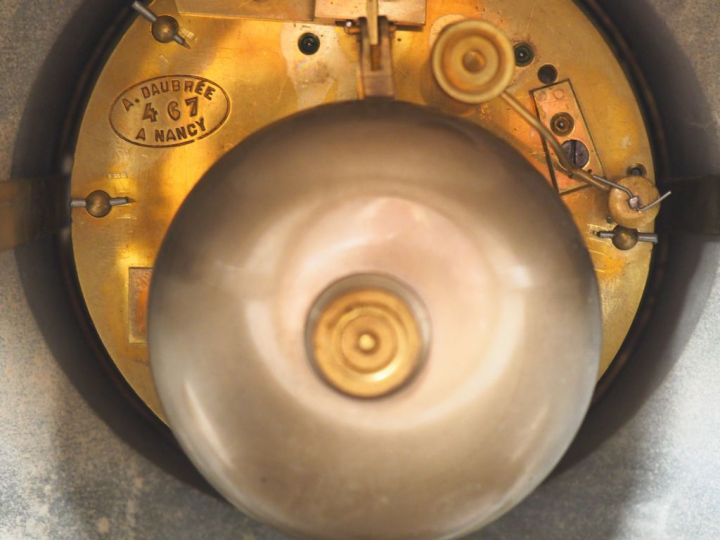 Pendule borne de style Louis XVI en marbre gris, bronze et laiton, en 