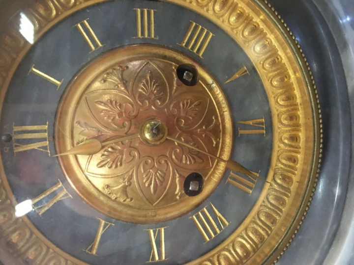 Pendule borne de style Louis XVI en marbre gris, bronze et laiton, en 