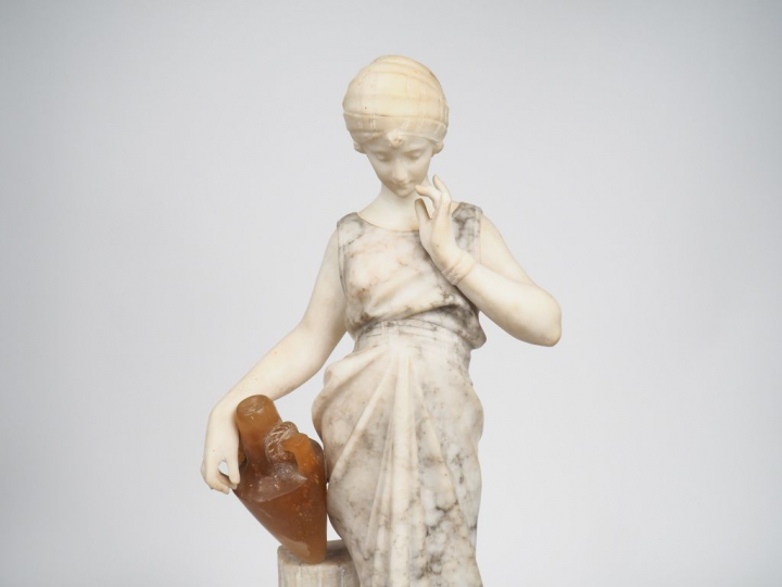 Ecole française XIXème. "Jeune fille à la cruche". Sculpture en albâtr