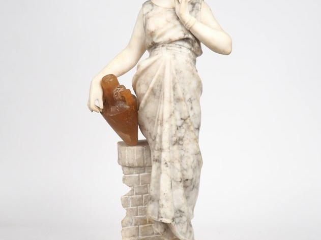 Ecole française XIXème. "Jeune fille à la cruche". Sculpture en albâtr