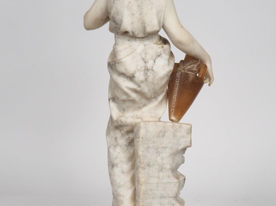 Ecole française XIXème. "Jeune fille à la cruche". Sculpture en albâtr