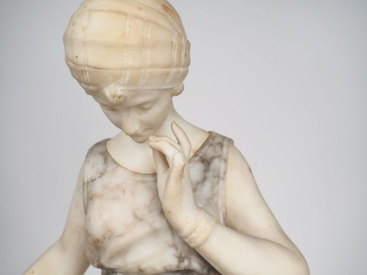 Ecole française XIXème. "Jeune fille à la cruche". Sculpture en albâtr