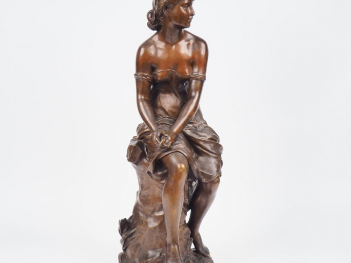 Hippolyte MOREAU. "Jeune fille pensive". Sculpture en bronze à patine 