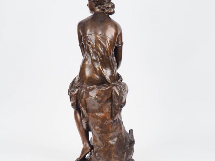 Hippolyte MOREAU. "Jeune fille pensive". Sculpture en bronze à patine 