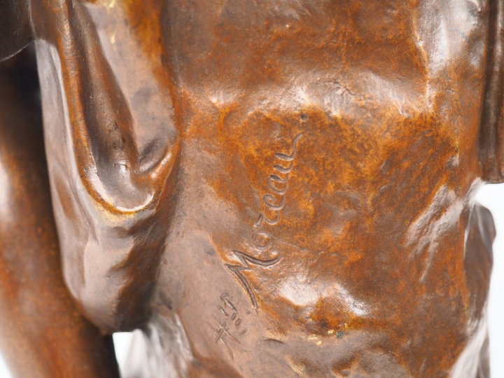 Hippolyte MOREAU. "Jeune fille pensive". Sculpture en bronze à patine 