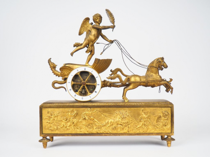 Pendule "au char de l'amour", début XIXème en bronze doré, cadran sque