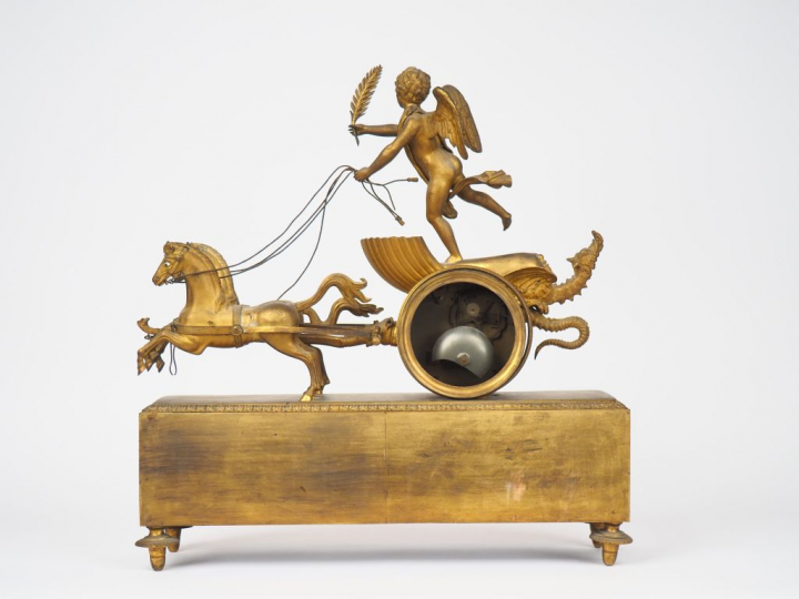 Pendule "au char de l'amour", début XIXème en bronze doré, cadran sque