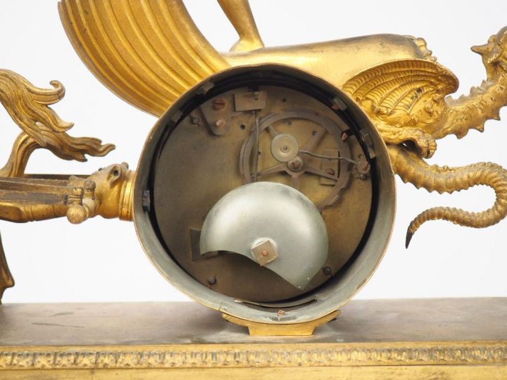 Pendule "au char de l'amour", début XIXème en bronze doré, cadran sque