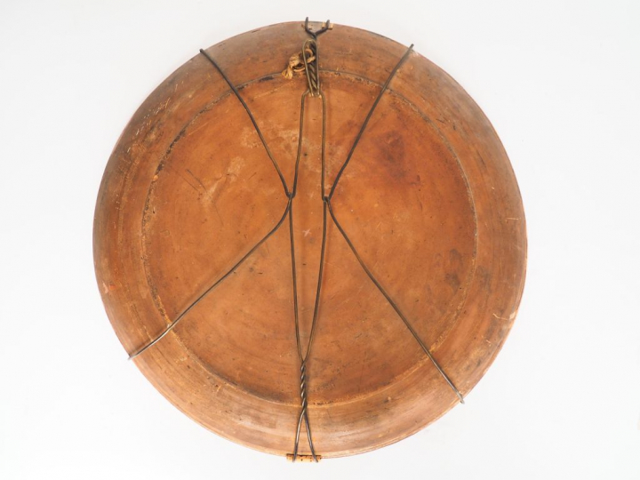 Grand plat rond fin XIXème en terre vernissée à décor d'une jeune élég