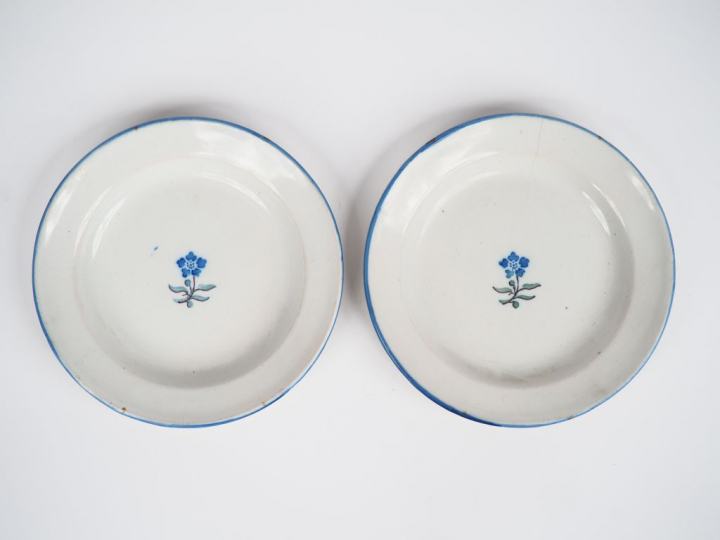 FOUQUE à MOUSTIERS. Paire d'assiettes en faïence à décor d'une fleur e