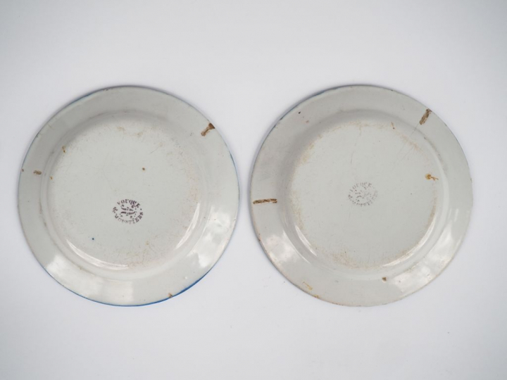 FOUQUE à MOUSTIERS. Paire d'assiettes en faïence à décor d'une fleur e