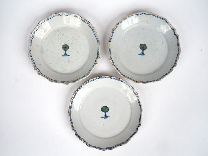 Trois différentes assiettes fin XVIIIème en faïence de La Rochelle (?)