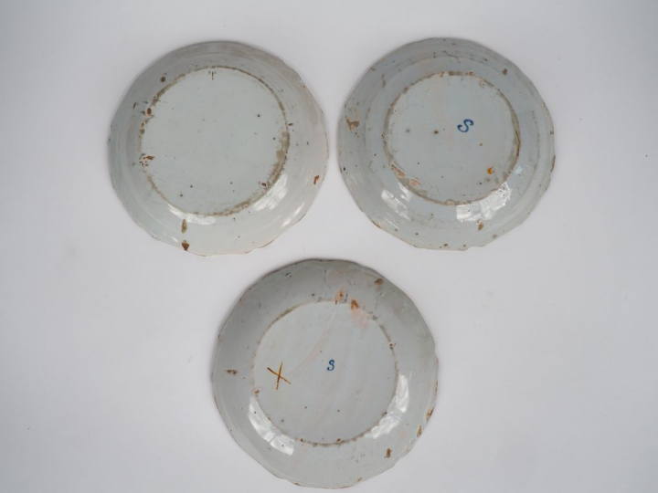 Trois différentes assiettes fin XVIIIème en faïence de La Rochelle (?)