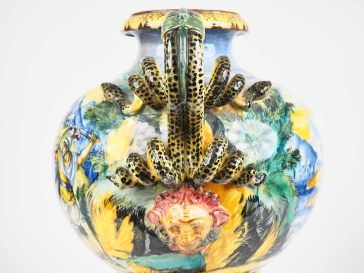 Grand vase fin XIXème début XXème en majolique italienne à décor d'un 