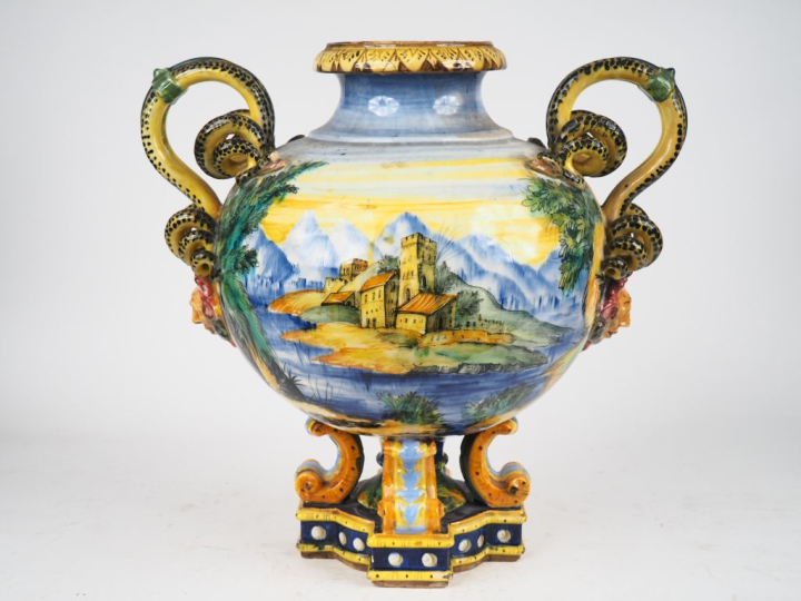 Grand vase fin XIXème début XXème en majolique italienne à décor d'un 