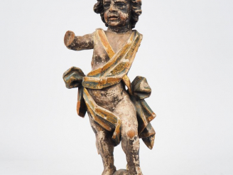 Vente aux enchères Angelot en bois sculpté polychrome. H. 61 cm. (manques et accidents)