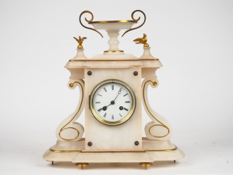 Vente aux enchères Pendule borne XXème en albâtre et laiton à décor de deux colombes, cad
