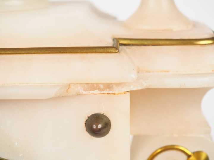 Pendule borne XXème en albâtre et laiton à décor de deux colombes, cad