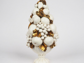 Vente aux enchères Centre de table en céramique de Capodimonte blanche et dorée en forme 