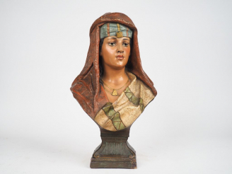 Vente aux enchères Ecole française 1900. "Portrait de jeune femme d'Afrique du Nord". Scu