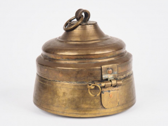 Vente aux enchères Boite en laiton, travail d'Afrique du Nord. H. 20,5 cm.