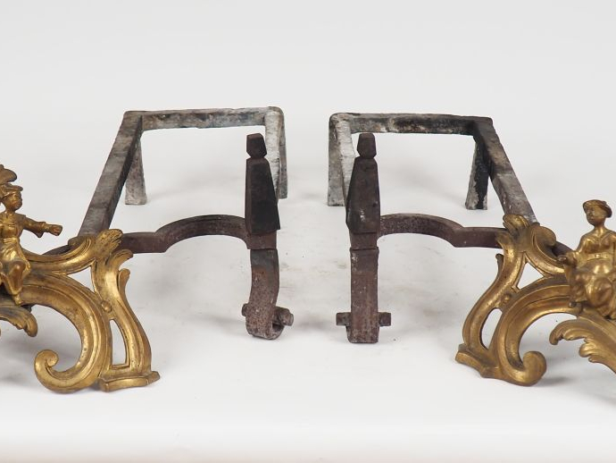 Paire de chenets Louis XV, en bronze et fer forgé, modèle au chinois. 