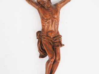 Vente aux enchères Christ de style Haute-Epoque en bois sculpté. Dim. 38 x 25 cm.