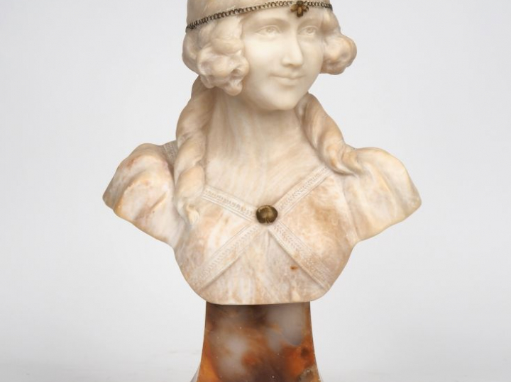 A. DEL PEYRUGIA. "jeune fille en buste". Sculpture en albâtre polychro