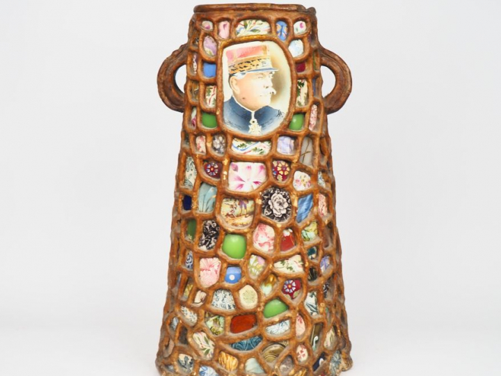Porte parapluie en céramique brune à décor de tessons de faïence. H. 6