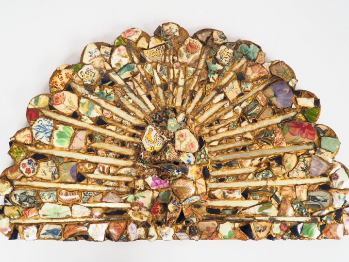 Panneau décoratif en bois incrusté de tessons de céramique et de verre