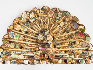 Vente aux enchères Panneau décoratif en bois incrusté de tessons de céramique et de verre