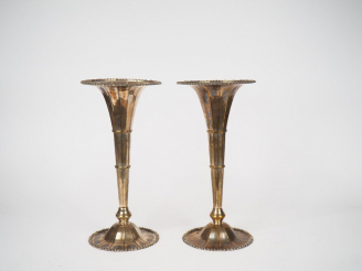 Vente aux enchères Paire de vases cornet sur piédouche de style Art Déco en métal argenté