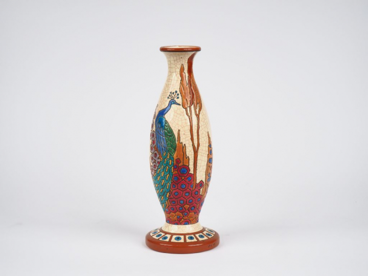 LONGWY France. Vase ovoïde Art Déco sur piédouche en émaux polychromes