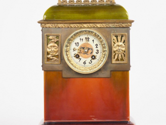 Vente aux enchères Pendule borne Art Déco en céramique verte et brune, belle ornementatio