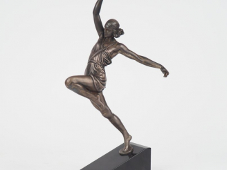 Vente aux enchères FAYRAL. "Danseuse Art Déco". Sujet en bronze sur un socle en marbre no