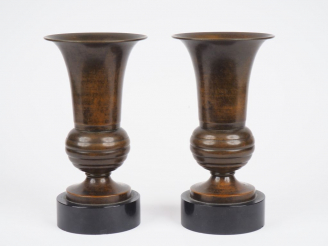 Vente aux enchères Paire de vases cornet de style Art Déco en métal patiné sur des socles