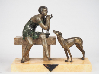Vente aux enchères Ecole française Art Déco. "La joueuse de lyre et son chien". Sculpture