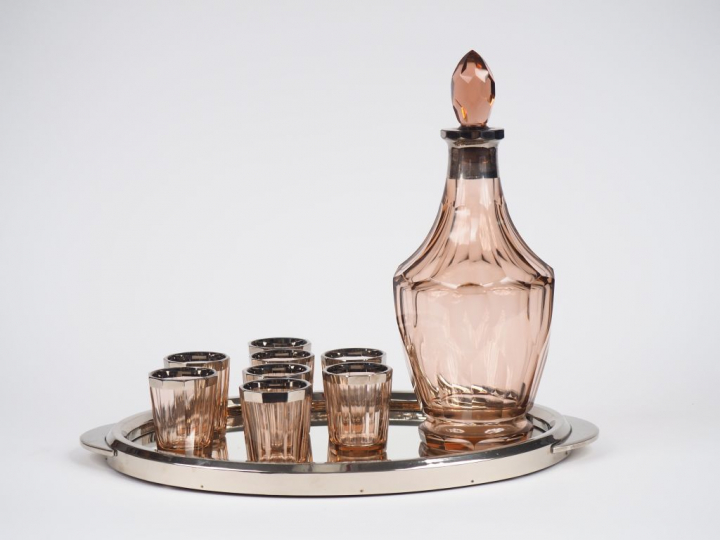 Service à liqueur de style Art Déco en verre rose et argenté comprenan