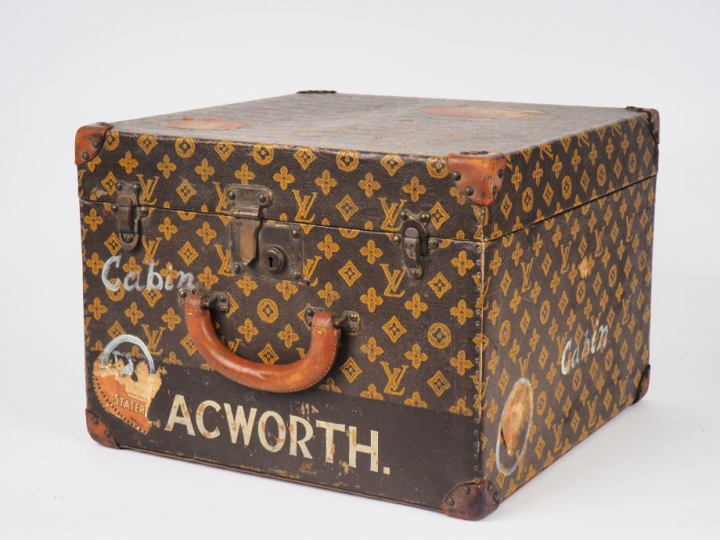 Louis VUITTON. Malle cubique de voyage en toile monogrammée.  Inscript