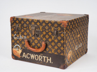 Vente aux enchères Louis VUITTON. Malle cubique de voyage en toile monogrammée.  Inscript