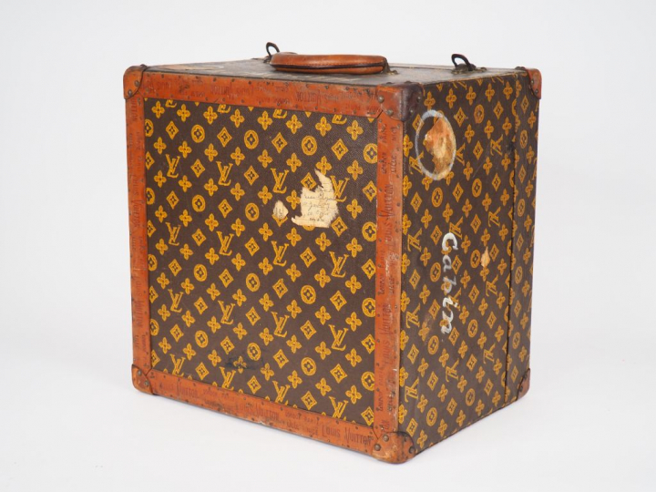 Louis VUITTON. Malle cubique de voyage en toile monogrammée.  Inscript