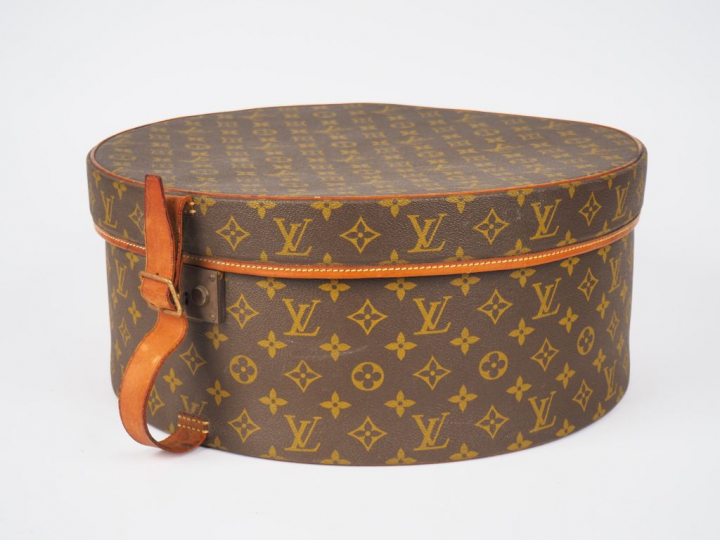 Louis VUITTON. Boite à chapeaux circulaire en toile monogrammée.  Numé
