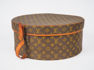 Vente aux enchères Louis VUITTON. Boite à chapeaux circulaire en toile monogrammée.  Numé