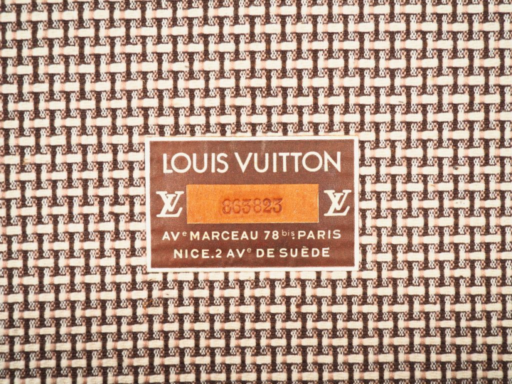 Louis VUITTON. Boite à chapeaux circulaire en toile monogrammée.  Numé