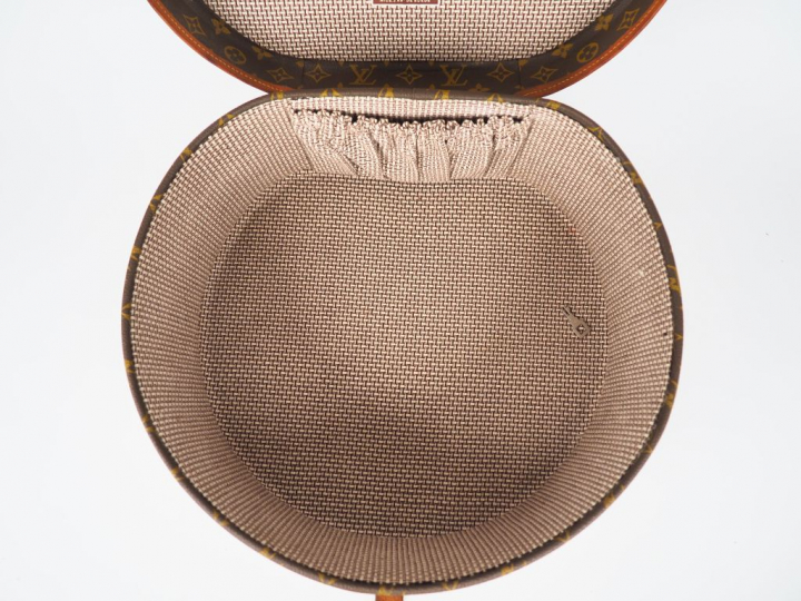 Louis VUITTON. Boite à chapeaux circulaire en toile monogrammée.  Numé