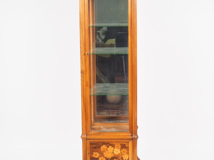 GALLE.  Vitrine en marqueterie à décor de fleurs. Signée. Dim. 152 x 3