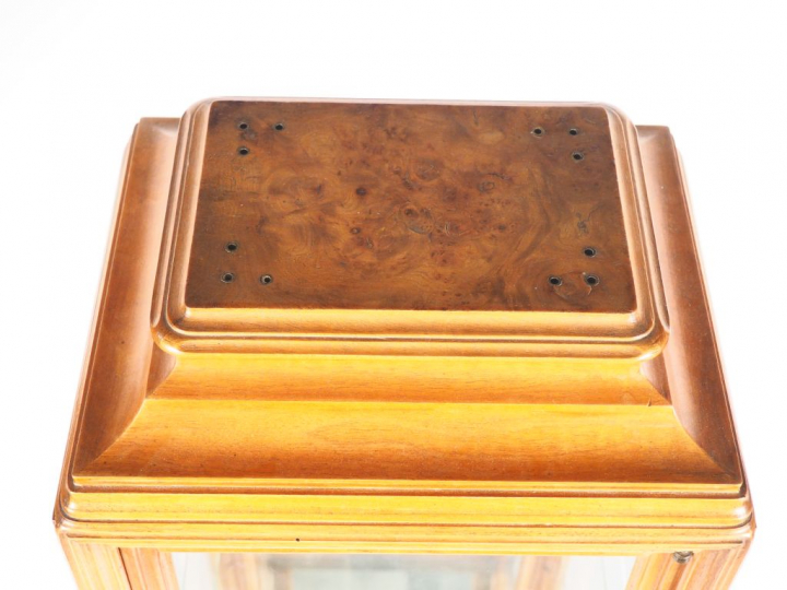 GALLE.  Vitrine en marqueterie à décor de fleurs. Signée. Dim. 152 x 3
