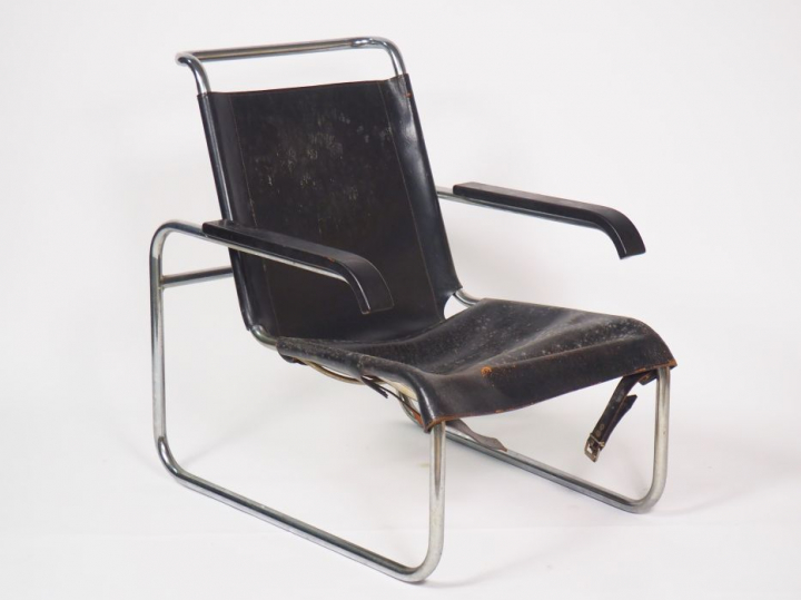 THONET. Fauteuil en cuir noir et métal chromé, sangles sous l'assise d